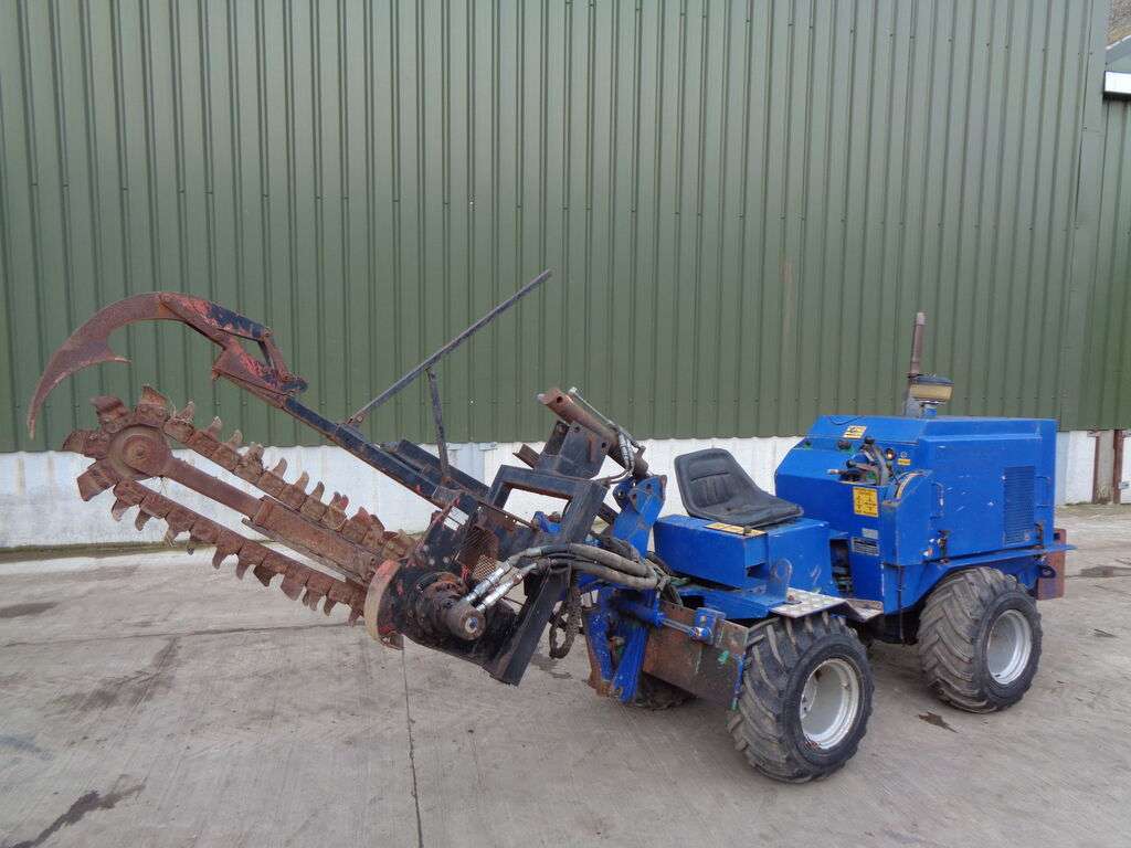 CASE Maxi Articulated trencher